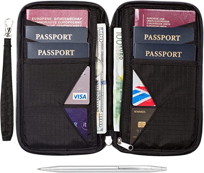 billetera de viaje abierta con pasaportes y crédito